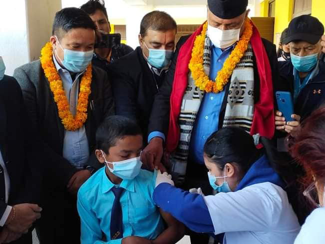 आफैँले पढेको स्कुलमा पुगेर स्वास्थ्यमन्त्रीले सुरु गरे विद्यालयमा खोप कार्यक्रम